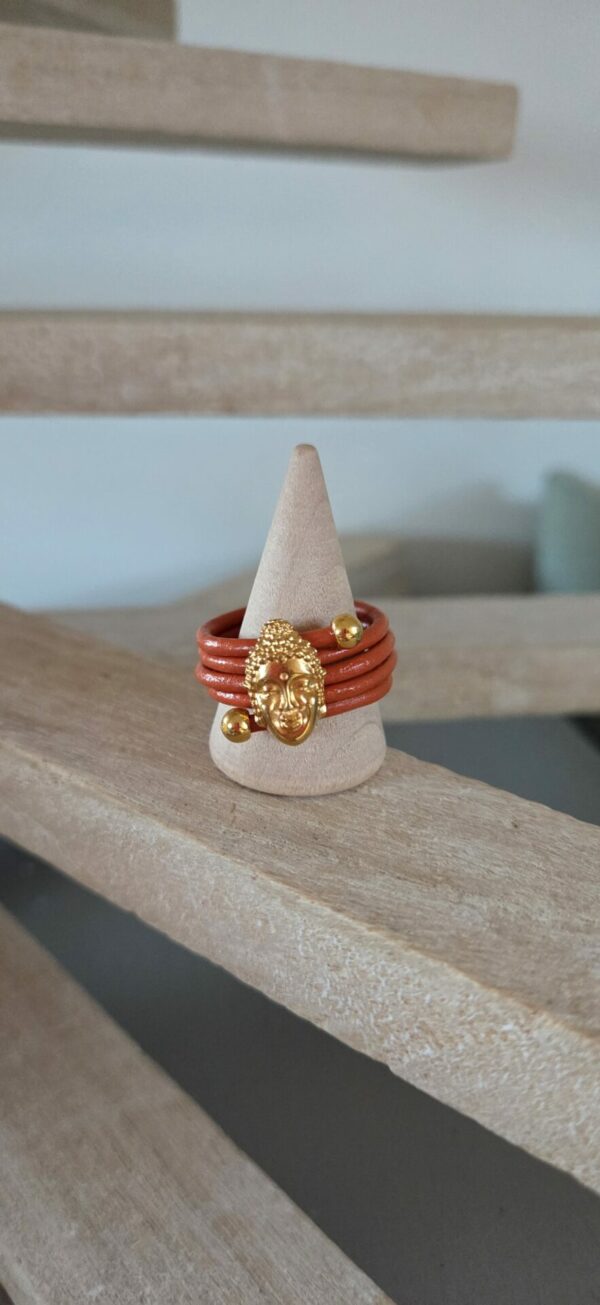 Bague femme cuir rond orange et bouddha doré