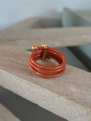 Bague femme cuir rond orange et bouddha doré