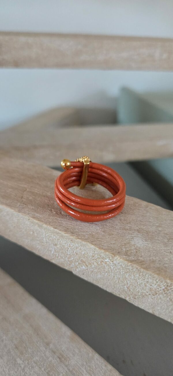 Bague femme cuir rond orange et bouddha doré
