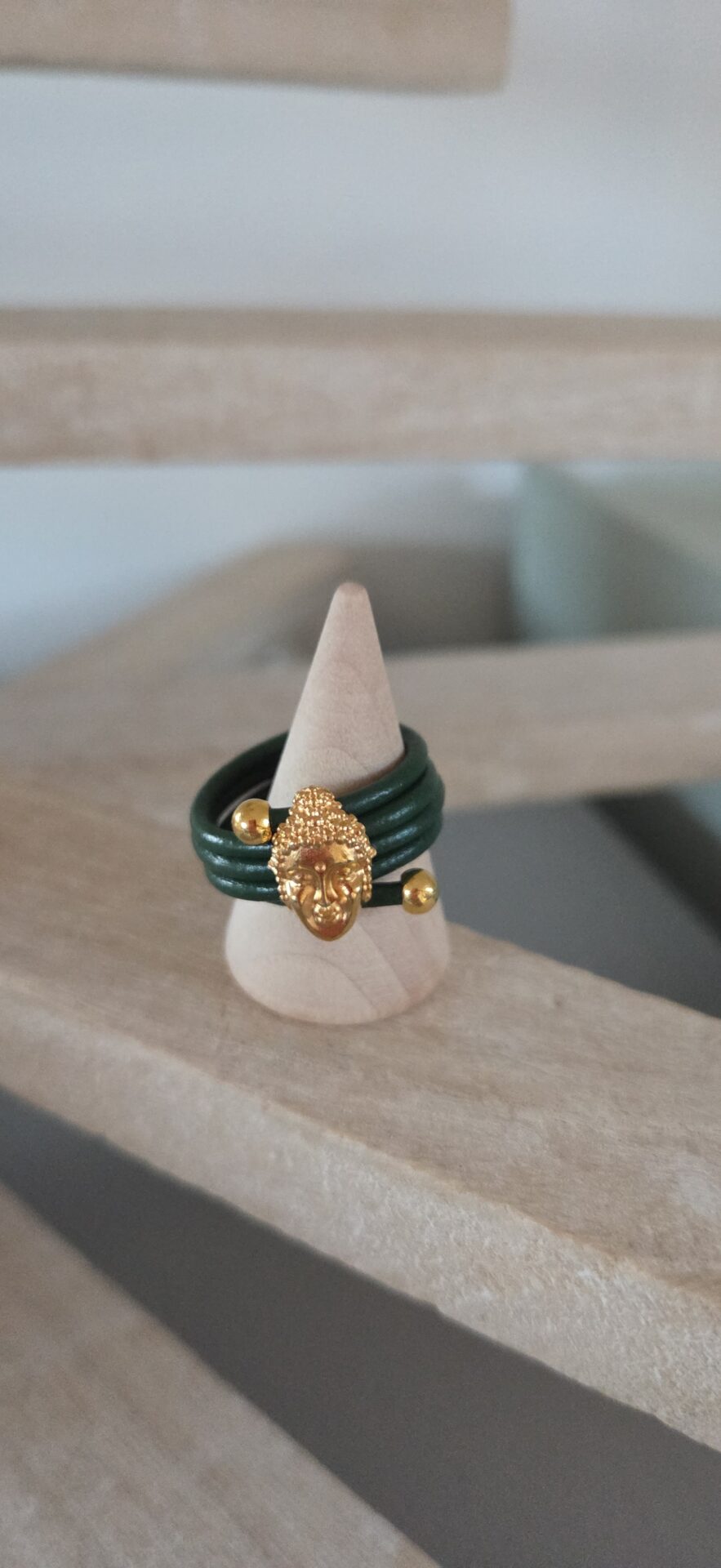 Bague femme cuir rond vert et bouddha doré