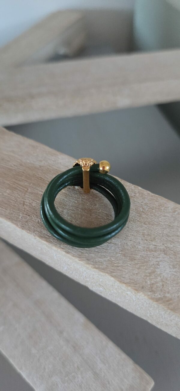 Bague femme cuir rond vert et bouddha doré