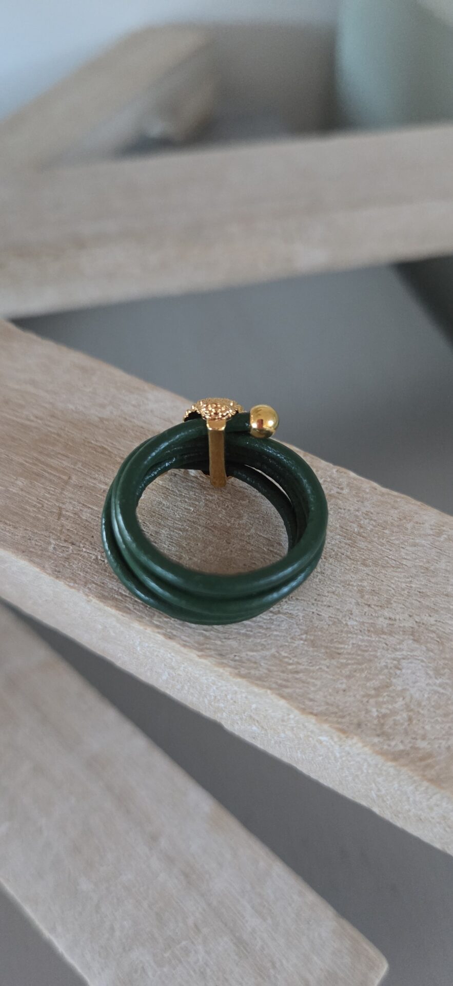 Bague femme cuir rond vert et bouddha doré