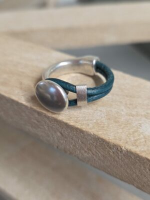 Bague femme demi anneau argenté, cuir vert turquoise et passant argenté