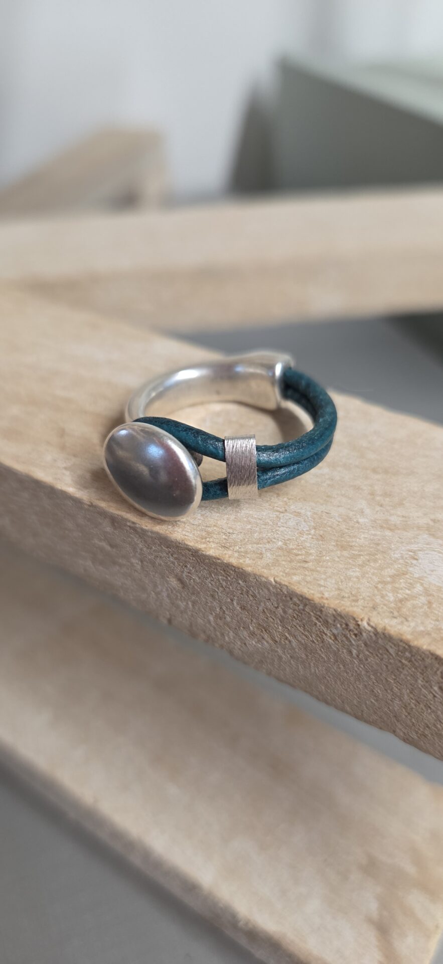Bague femme demi anneau argenté, cuir vert turquoise et passant argenté