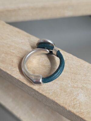 Bague femme demi anneau argenté, cuir vert turquoise et passant argenté