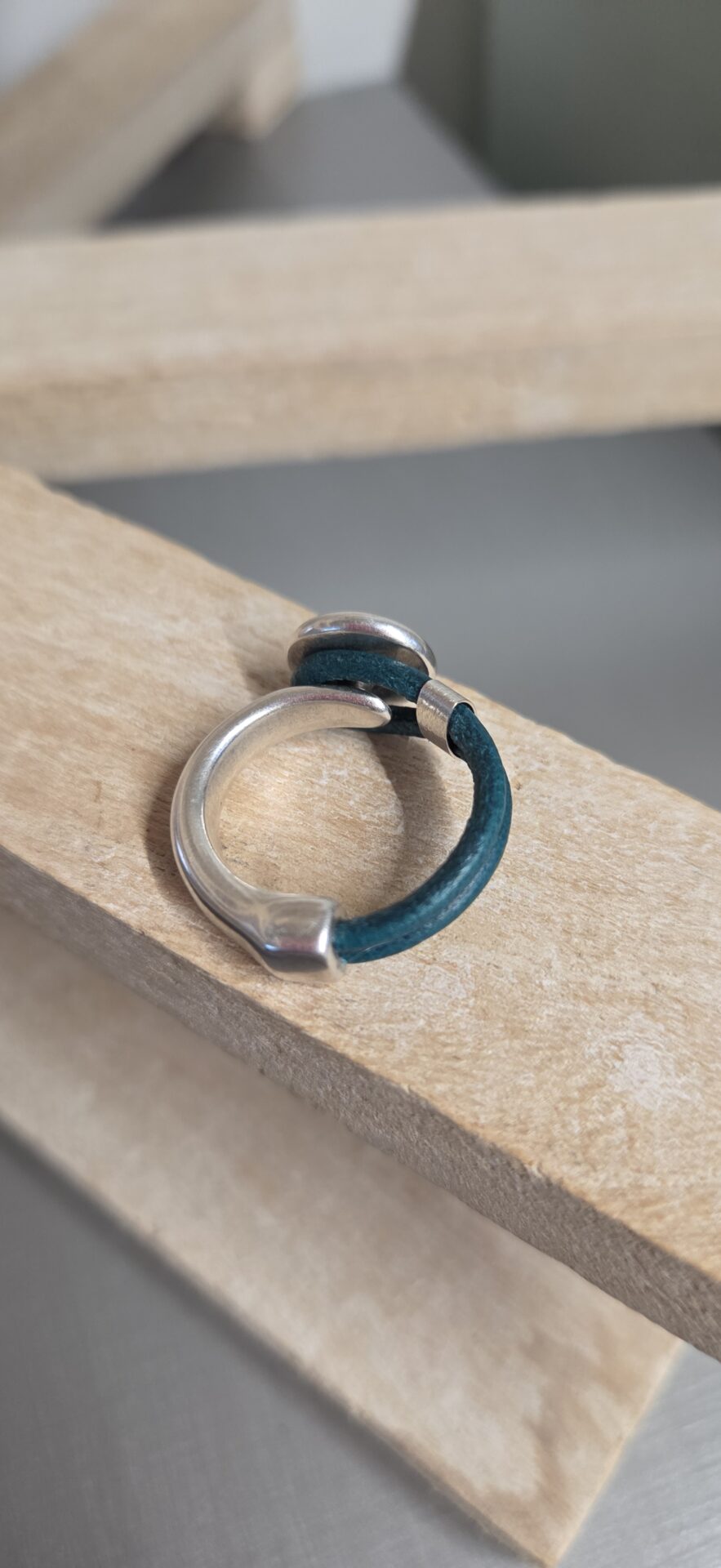 Bague femme demi anneau argenté, cuir vert turquoise et passant argenté