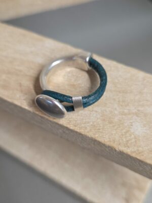 Bague femme demi anneau argenté, cuir vert turquoise et passant argenté