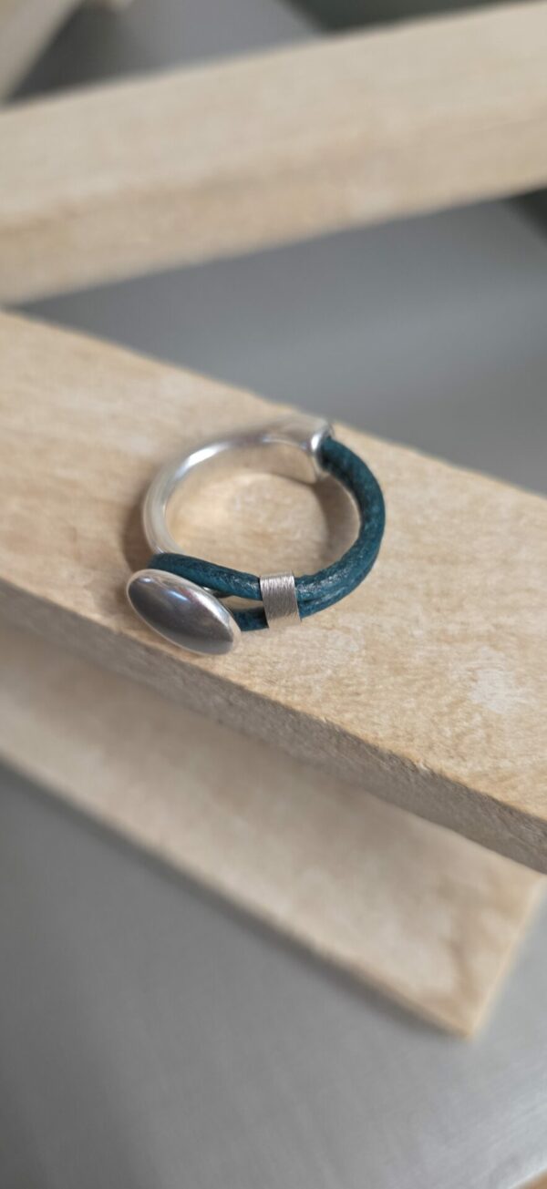 Bague femme demi anneau argenté, cuir vert turquoise et passant argenté