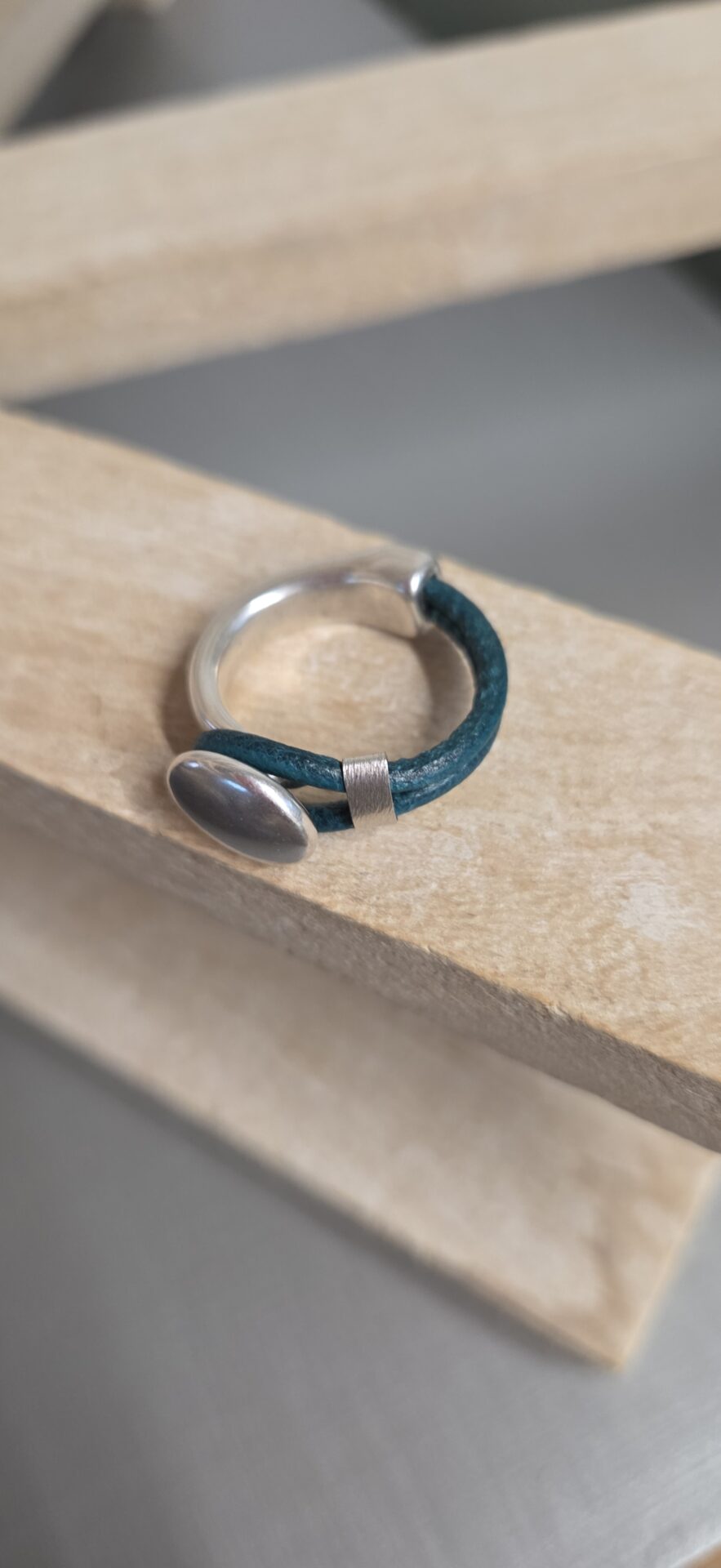 Bague femme demi anneau argenté, cuir vert turquoise et passant argenté