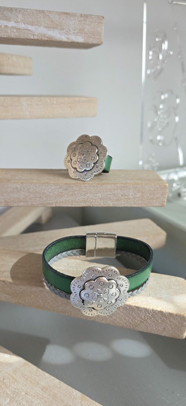 Ensemble bague et bracelt cuir vert et gris, fleur argentée