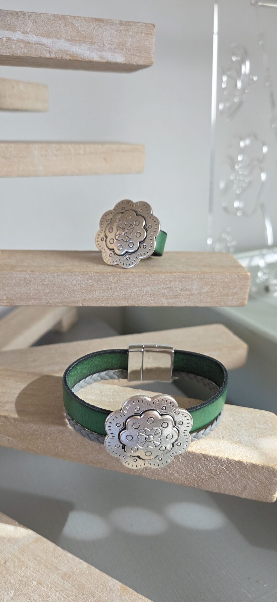 Ensemble bague et bracelt cuir vert et gris, fleur argentée