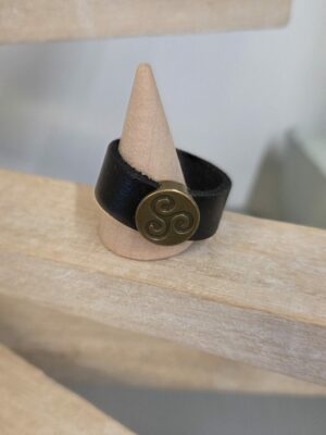 Bague homme cuir noir et triskkle bronze