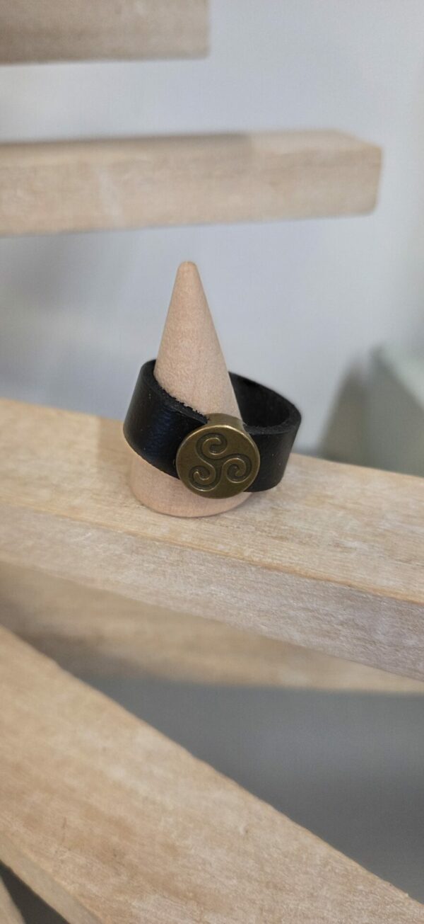 Bague homme cuir noir et triskkle bronze