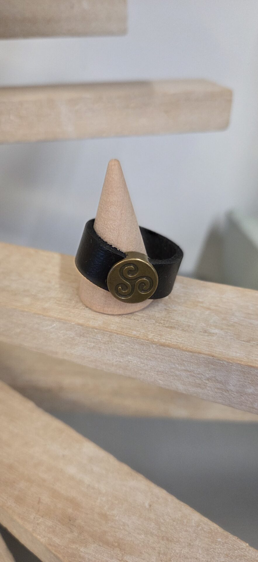 Bague homme cuir noir et triskkle bronze