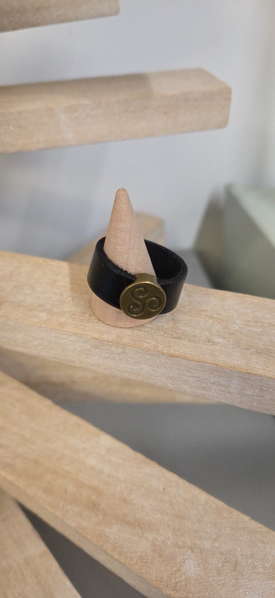 Bague homme cuir noir et triskkle bronze