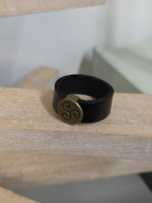 Bague homme cuir noir et triskkle bronze