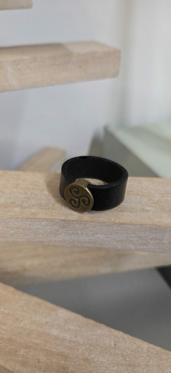 Bague homme cuir noir et triskkle bronze