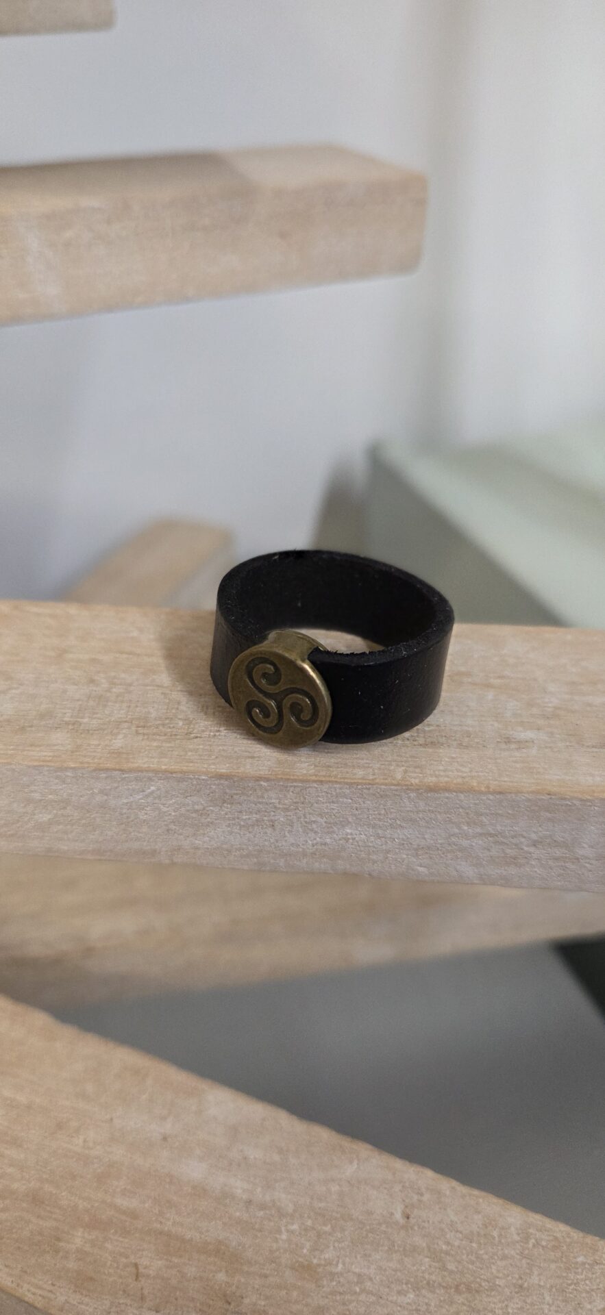 Bague homme cuir noir et triskkle bronze