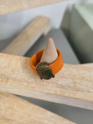 Bague femme cuir orange et bouddha bronze