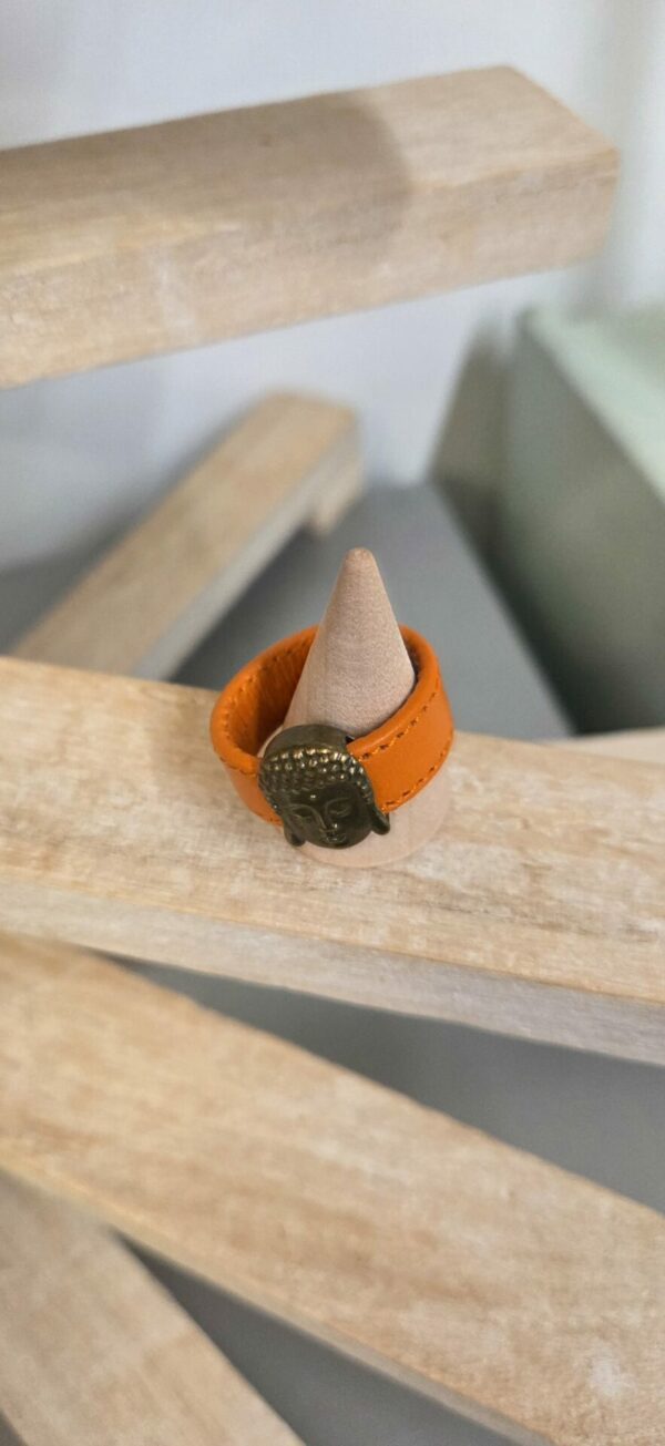 Bague femme cuir orange et bouddha bronze