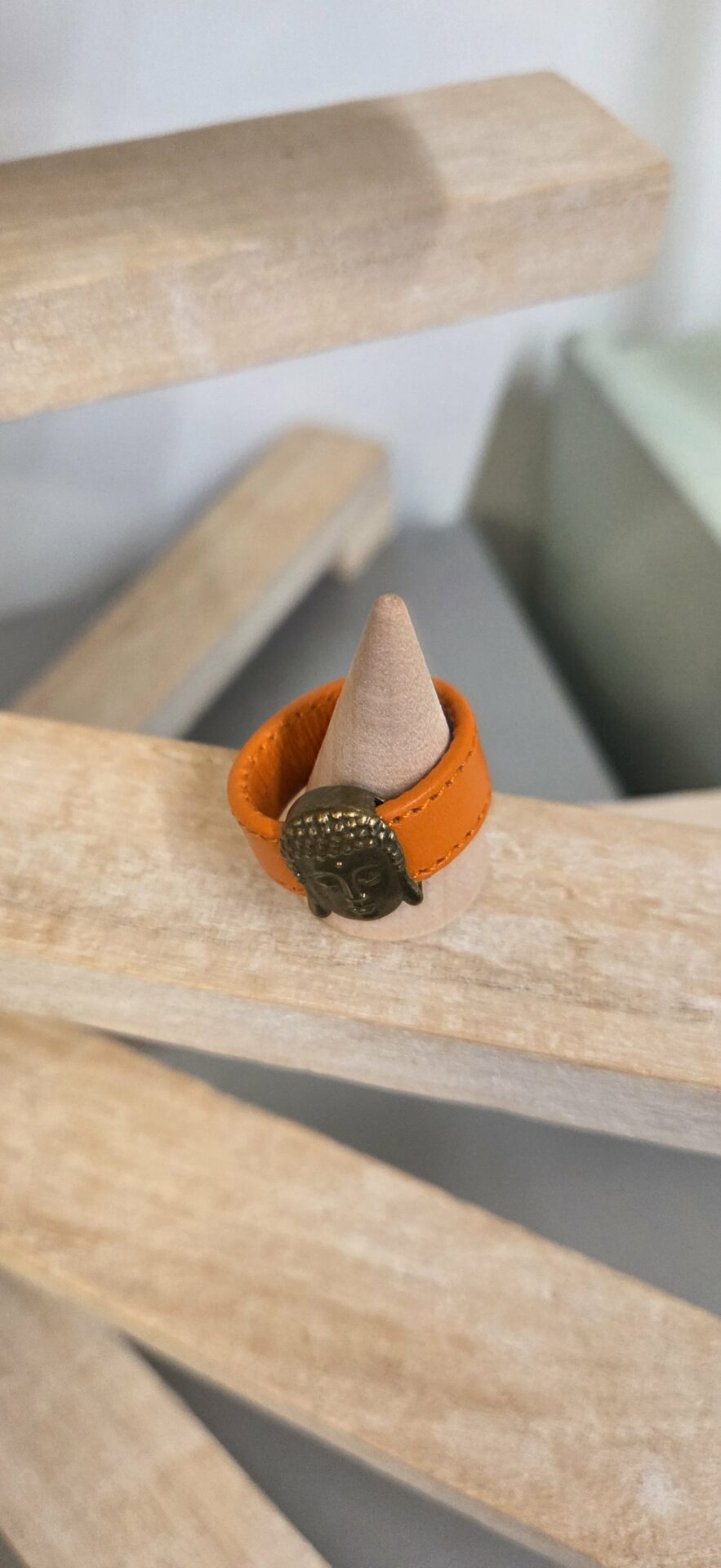 Bague femme cuir orange et bouddha bronze