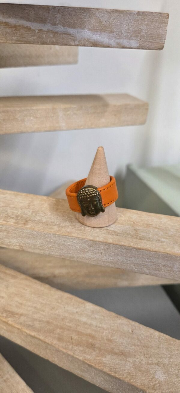 Bague femme cuir orange et bouddha bronze