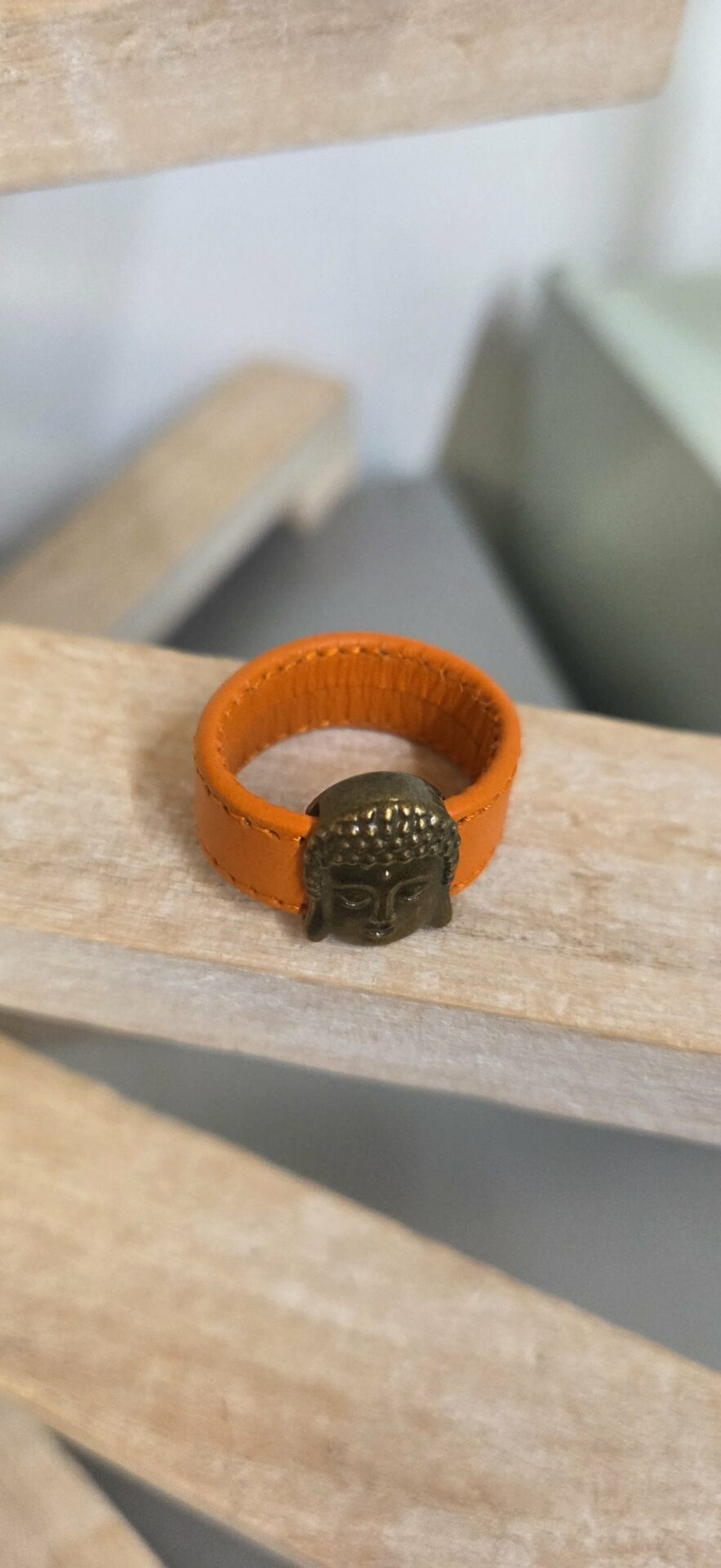 Bague femme cuir orange et bouddha bronze