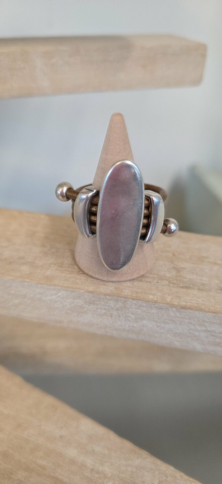 Bague femme ajustable en cuir bronze métallisé & passants argentés – Image 3