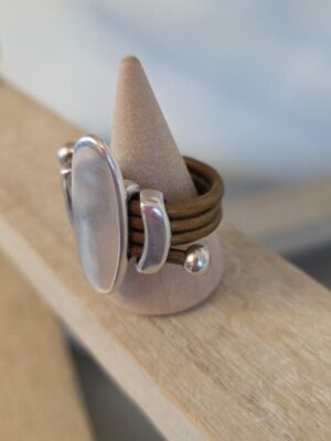 Bague femme cuir rond bronze et passants argentés