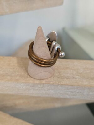 Bague femme cuir rond bronze et passants argentés