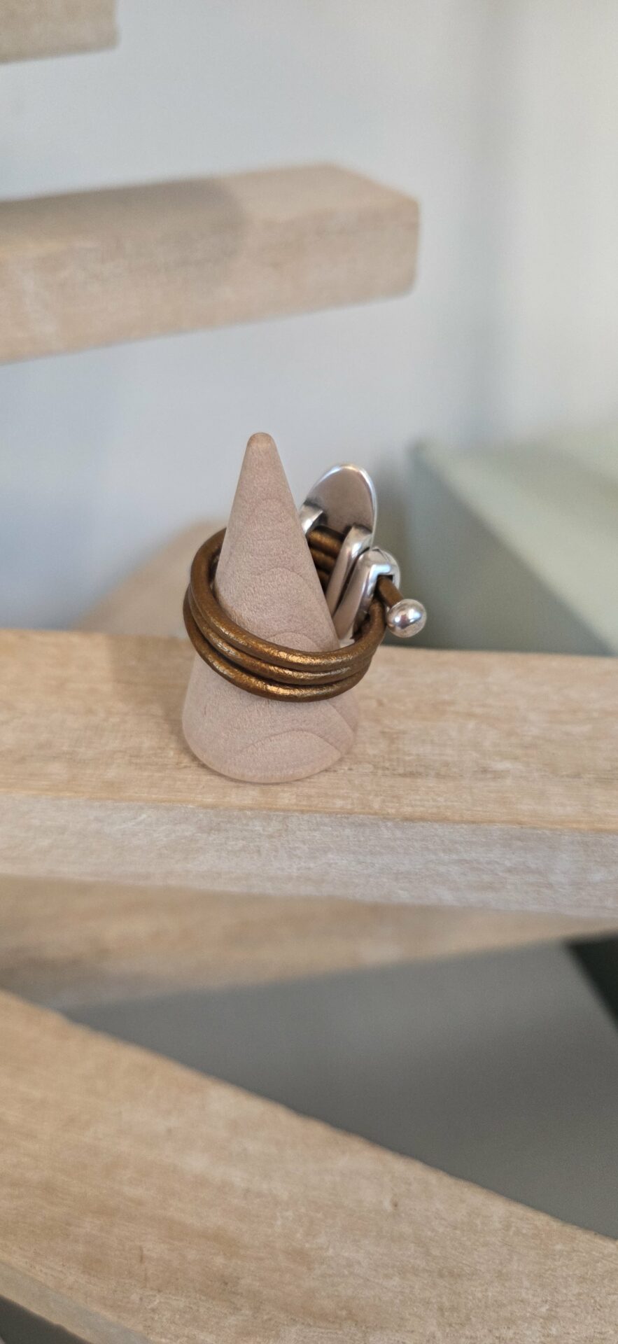 Bague femme cuir rond bronze et passants argentés