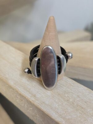 Bague femme cuir rond et passants argentés