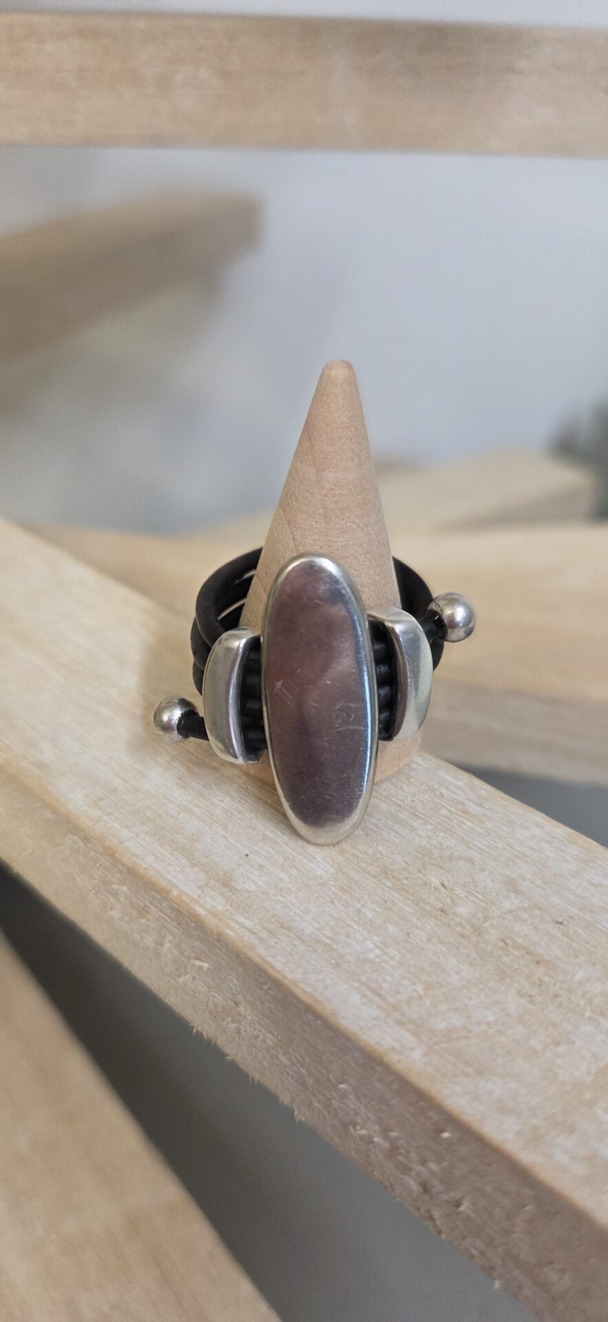 Bague femme cuir rond et passants argentés