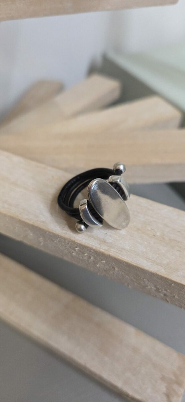 Bague femme cuir rond et passants argentés