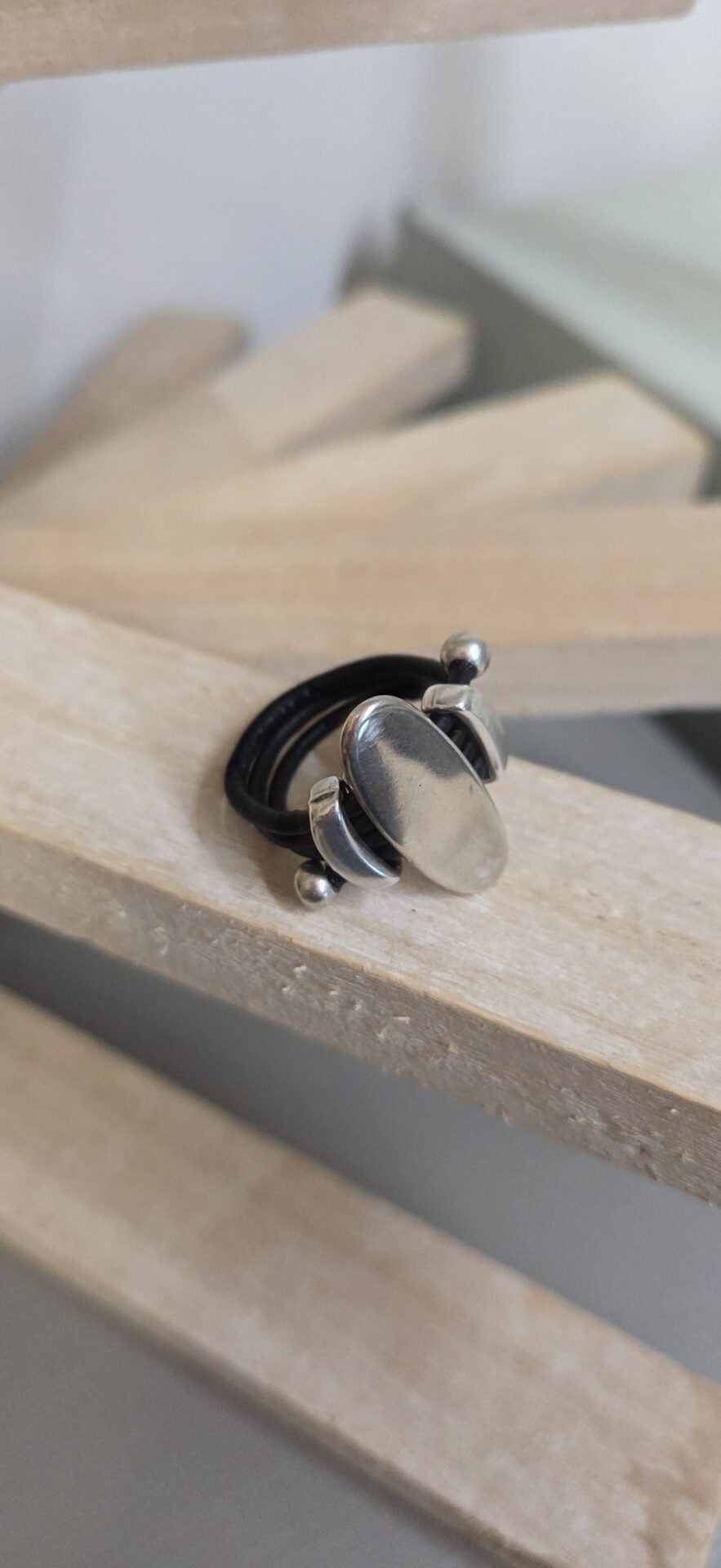 Bague femme cuir rond et passants argentés