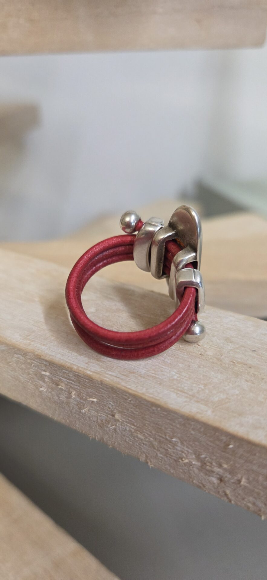 Bague femme cuir rond et passants argentés