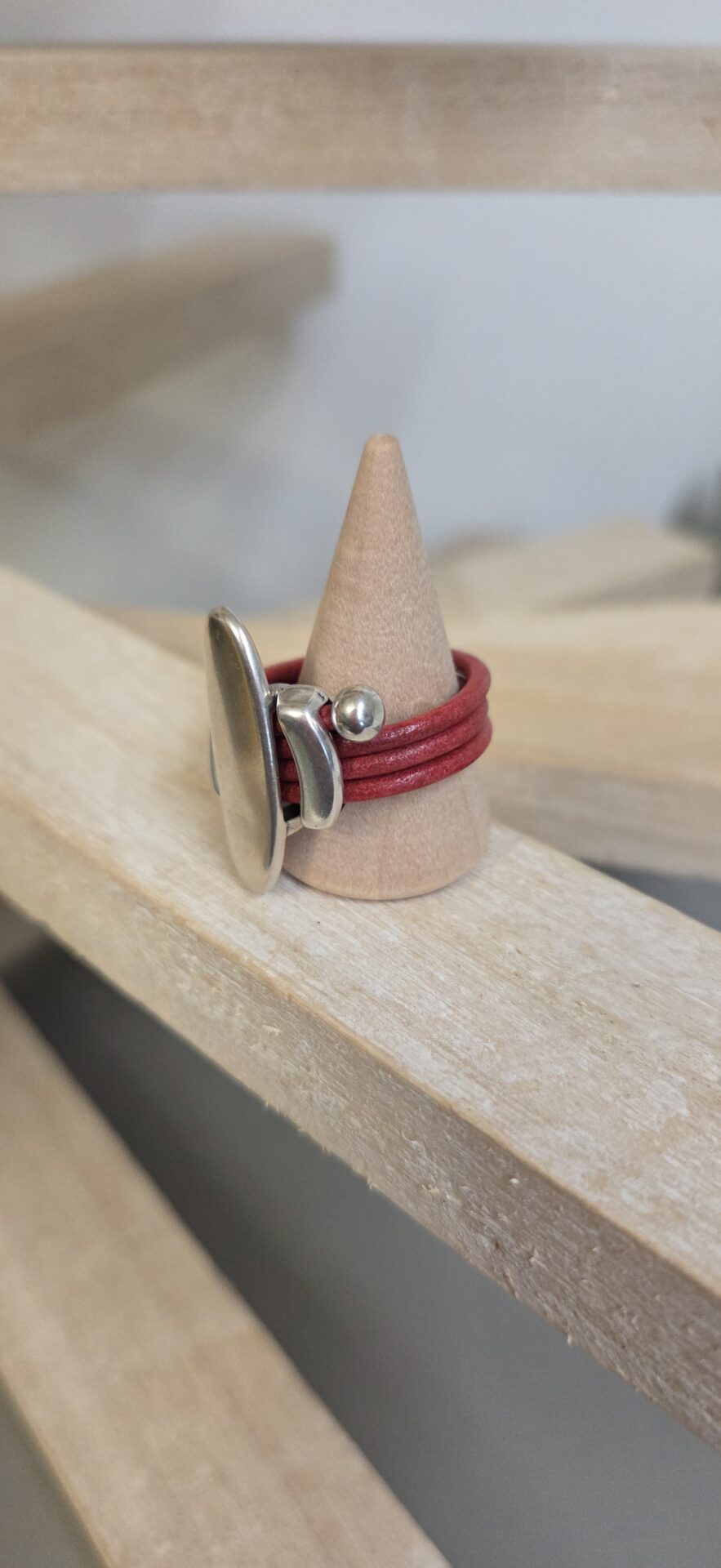 Bague femme cuir rond et passants argentés