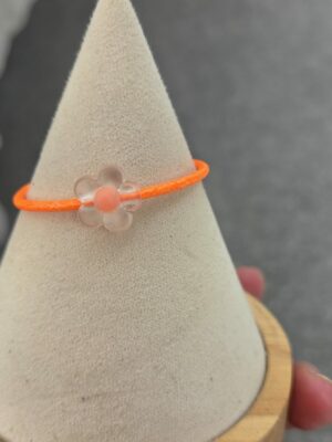 Bracelet enfant cuir rond 2mm orange fluo et fleur