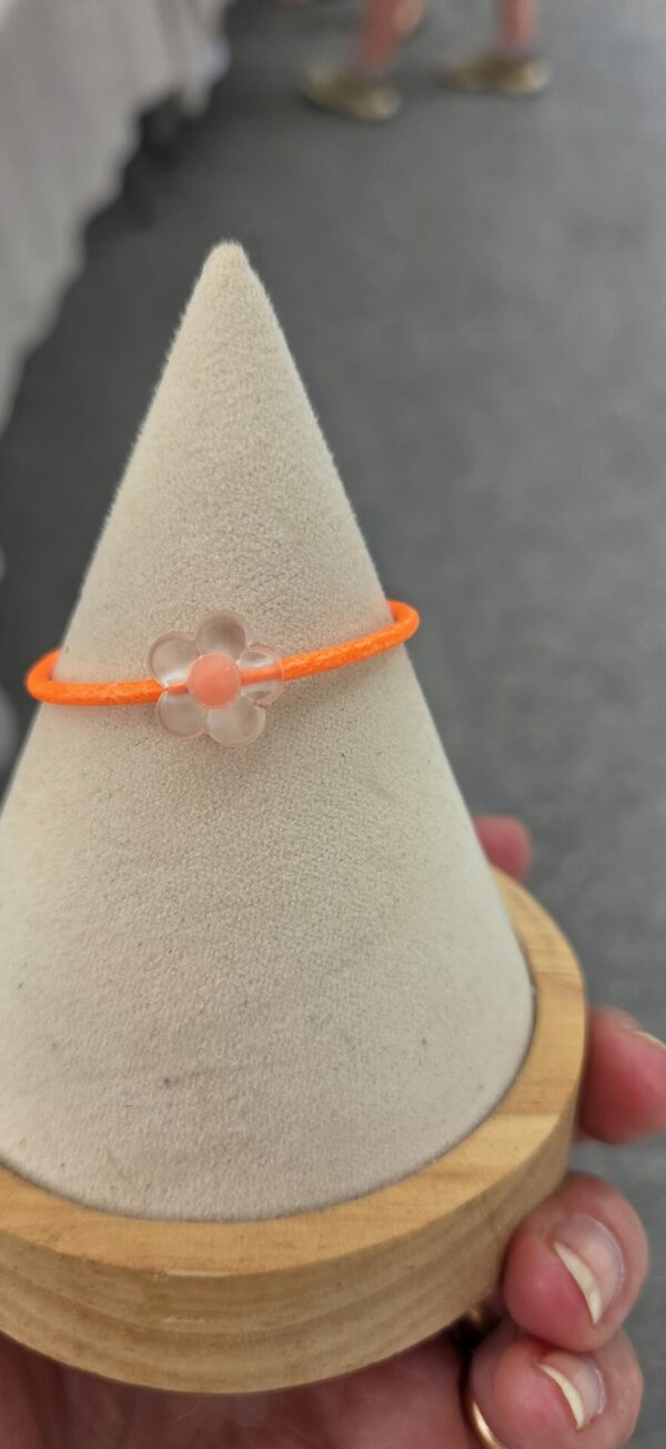 Bracelet enfant cuir rond 2mm orange fluo et fleur
