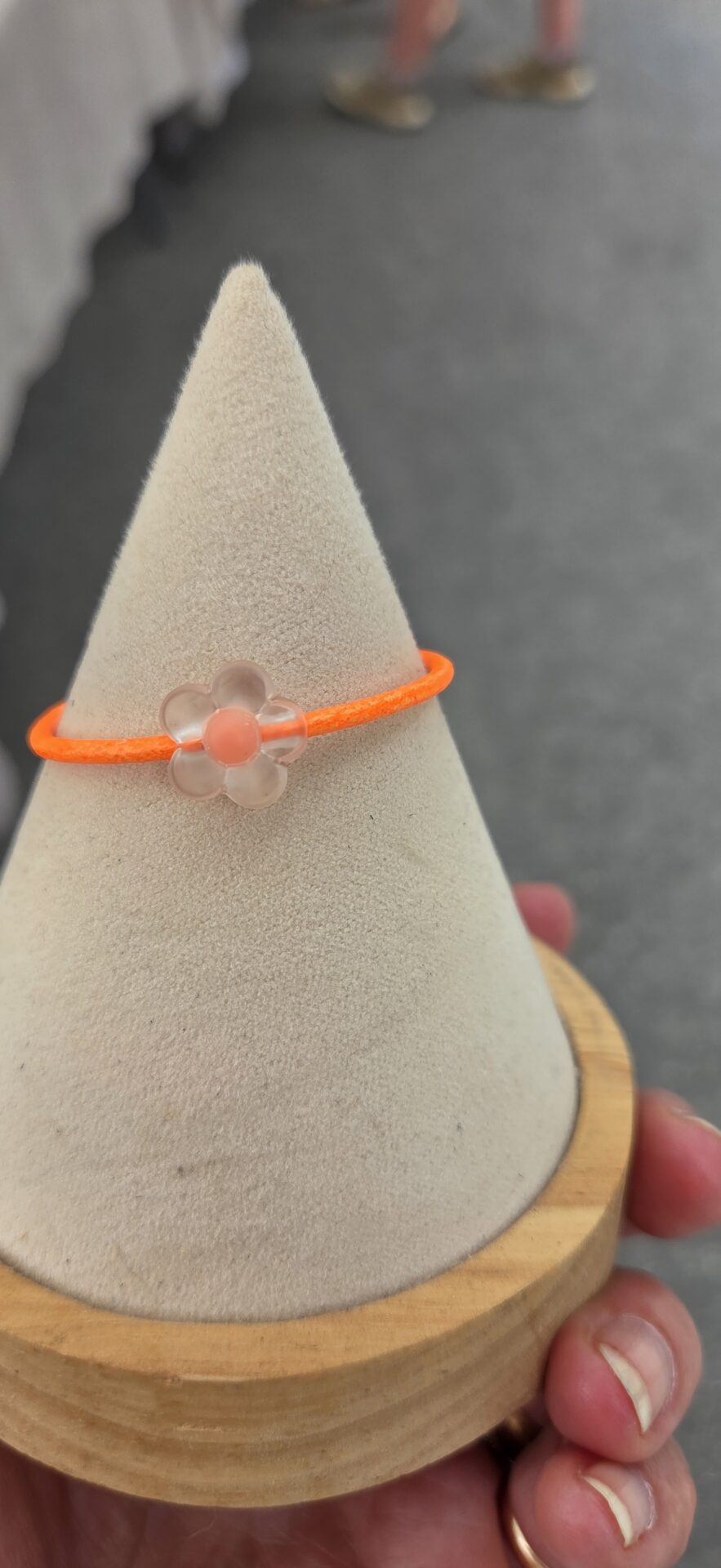Bracelet enfant cuir rond 2mm orange fluo et fleur