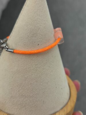 Bracelet enfant cuir rond 2mm orange fluo et fleur