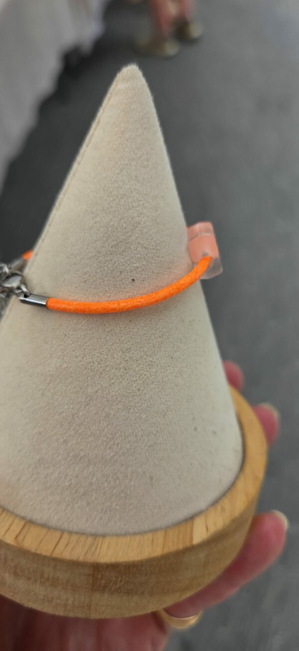 Bracelet enfant cuir rond 2mm orange fluo et fleur