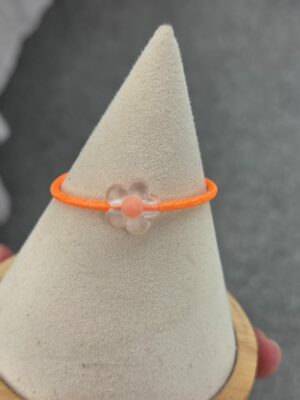 Bracelet enfant cuir rond 2mm orange fluo et fleur
