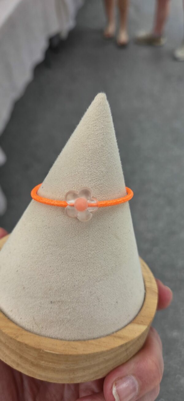 Bracelet enfant cuir rond 2mm orange fluo et fleur