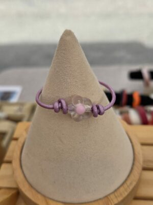 Bracelet enfant cuir rond 2mm vieux rose et fleur