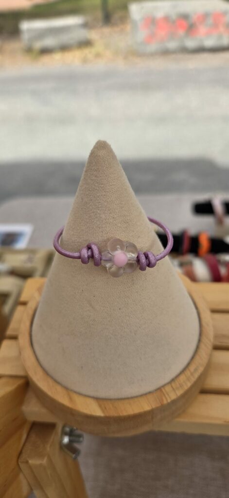 Bracelet enfant cuir rond 2mm vieux rose et fleur