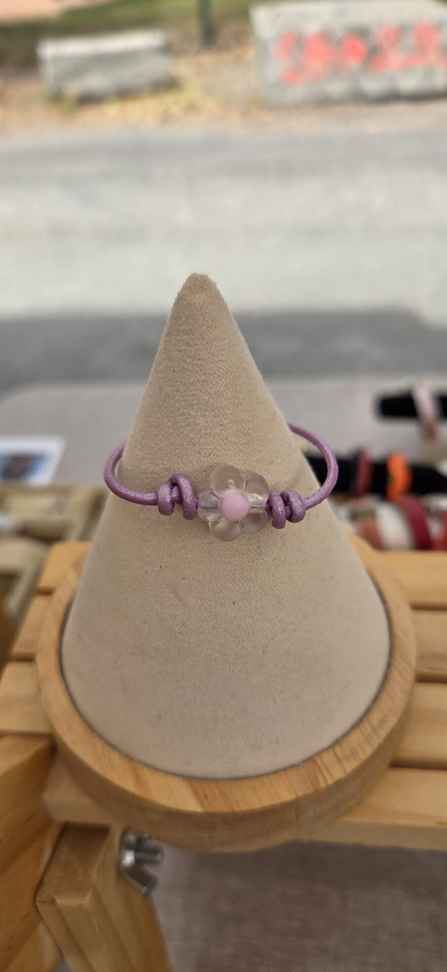 Bracelet enfant cuir rond 2mm vieux rose et fleur