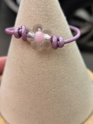 Bracelet enfant cuir rond 2mm vieux rose et fleur