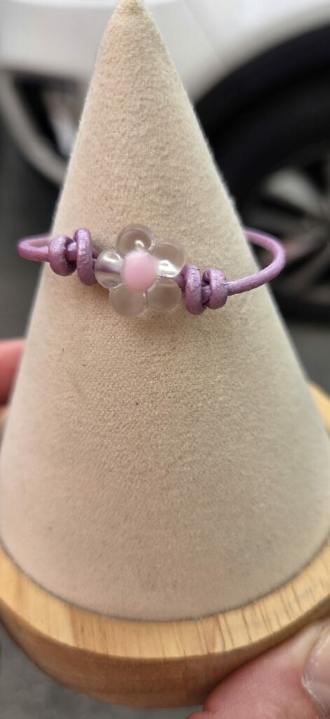 Bracelet enfant cuir rond 2mm vieux rose et fleur