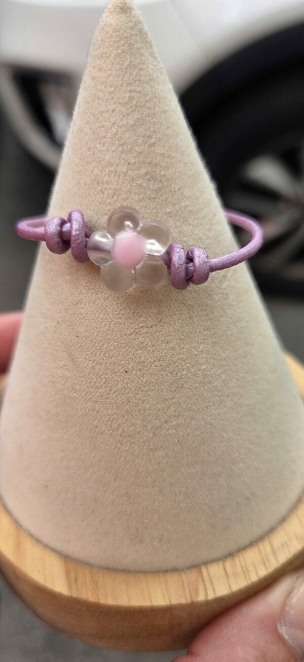 Bracelet enfant cuir rond 2mm vieux rose et fleur